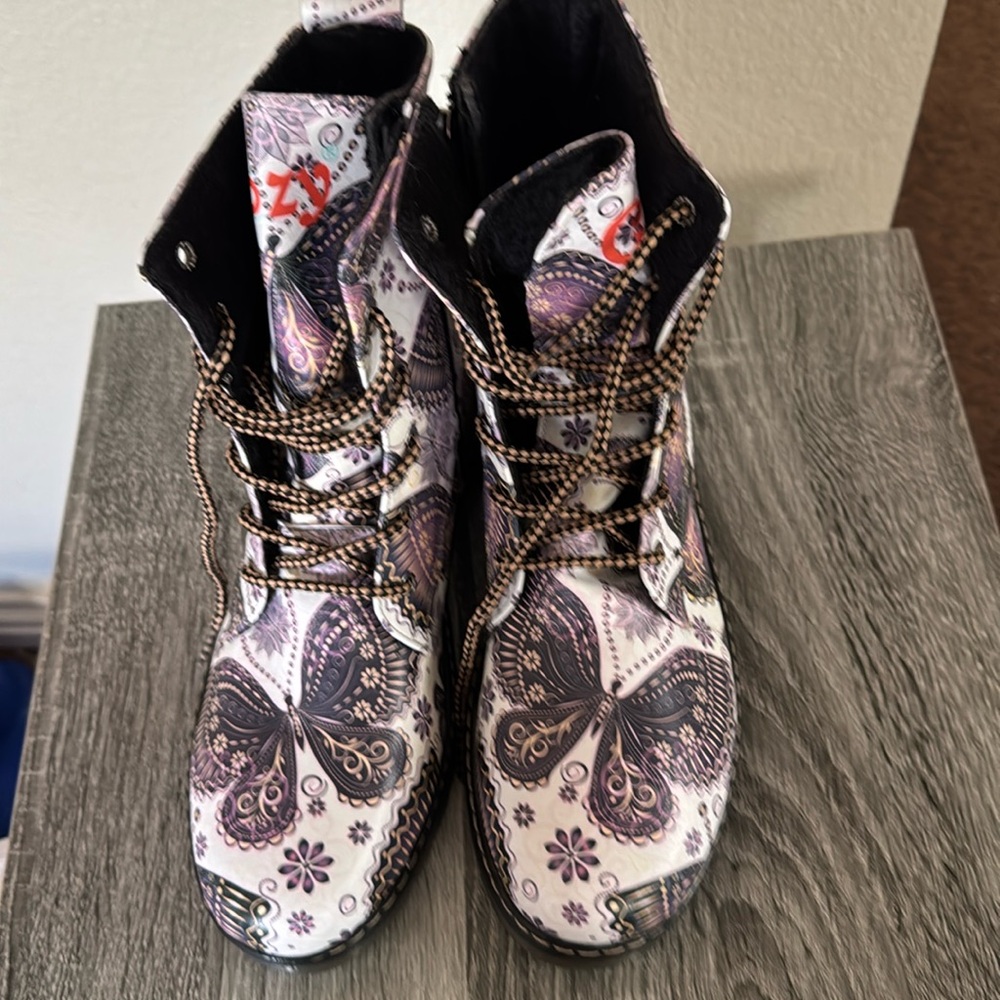 Brand new women’s 9 1/2 grozy butterfly boots beautiful perfect for Christmas